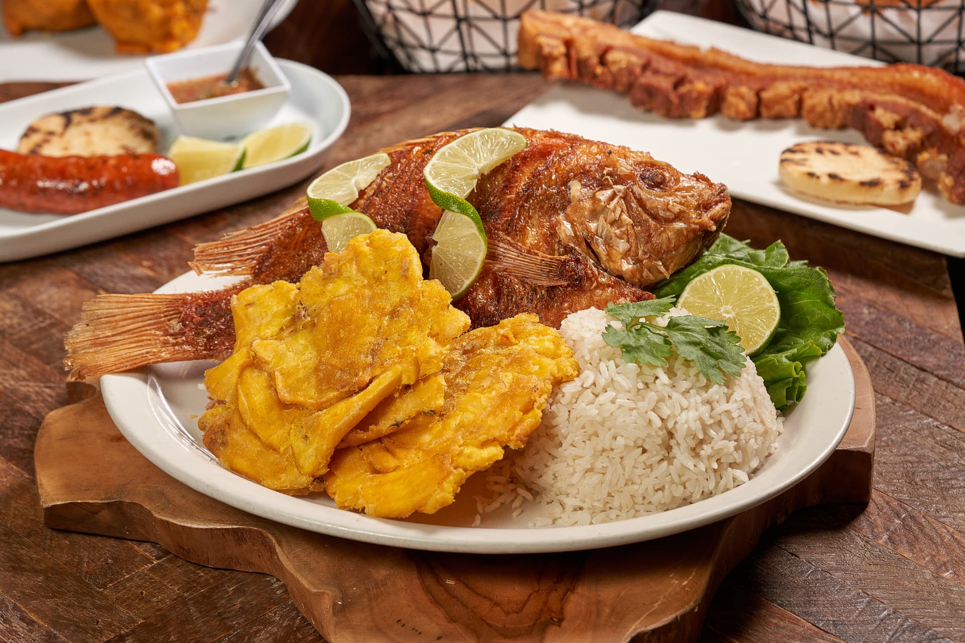 Whole fried fish with patacones, rice and lime